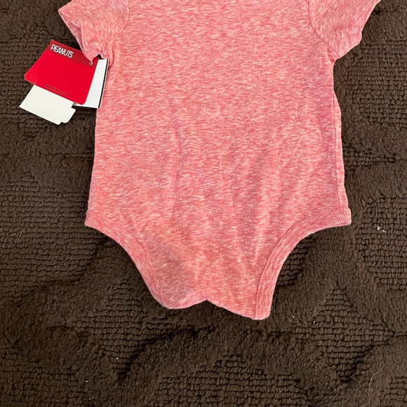 NWT🔖Peanuts Snoopy Peanuts Free Hugs Baby Bodysuit Heather Red Sz 3-6M - Picture 2 of 3